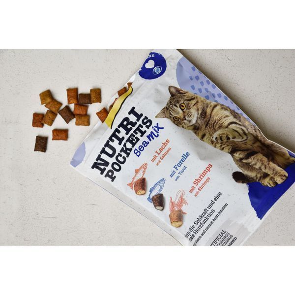 Лакомства витаминные GimCat Nutri Pockets Морской микс для котов с лососем форелью и креветками 150 г G-419176/419268 фото